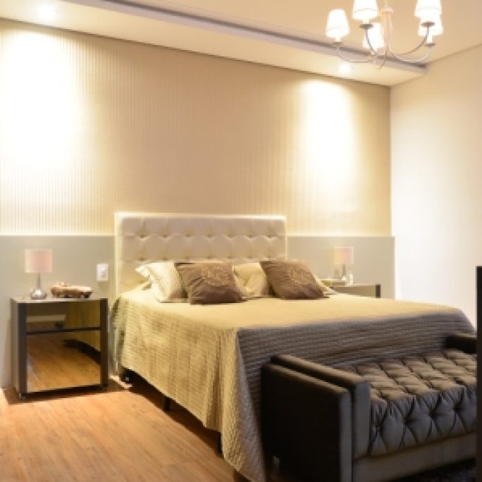 projeto-design-interiores-luxuoso-quarto casal cabeceira criado papel de parede iluminação