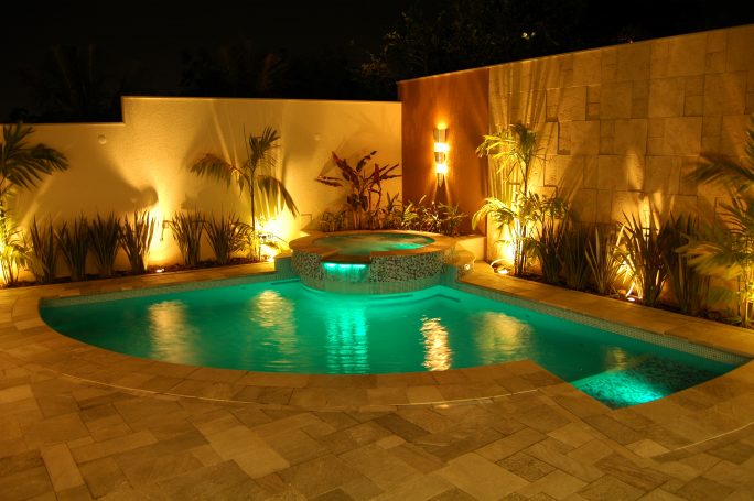 projeto piscina curva redonda spa hidromassagem prainha iluminação led fibra ótica arquiteto vinhedo