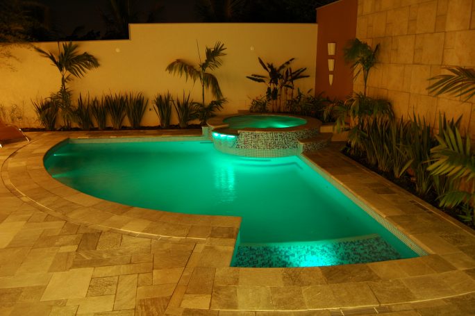projeto piscina curva redonda spa hidromassagem prainha iluminação led fibra ótica arquiteto vinhedo