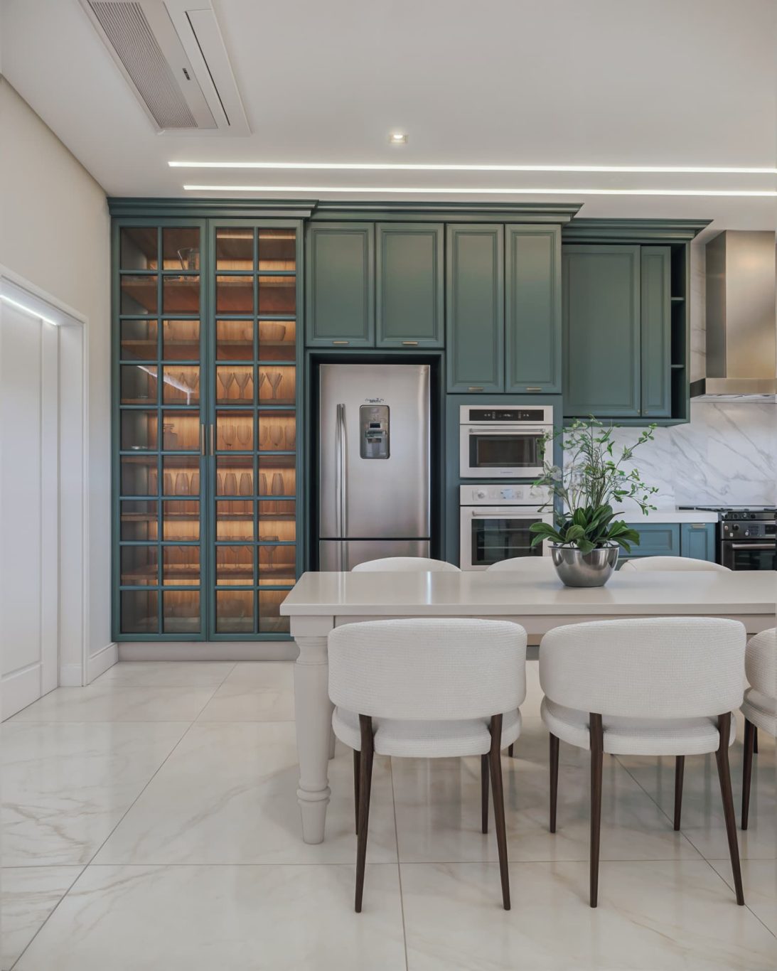 Cozinha com Design Clássico, Bancada de Mármore e Marcenaria Verde