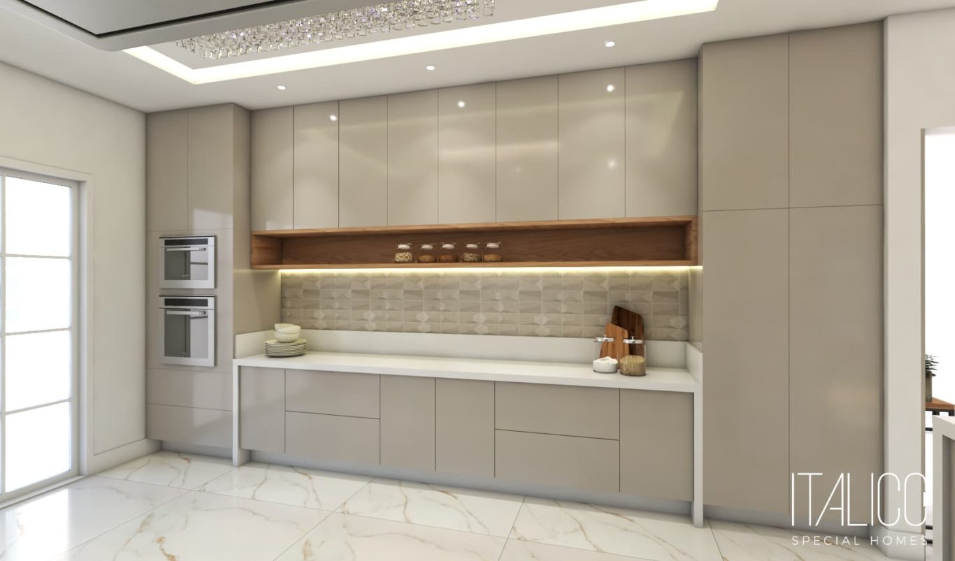 Cozinha Elegante com Bancada Clara e Pendentes Dourados