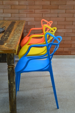 projeto-design-interiores-rustico- cadeiras alegra coloridas