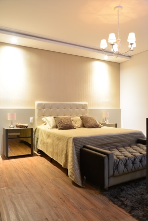 projeto-design-interiores-luxuoso-quarto casal cabeceira criado papel de parede iluminação
